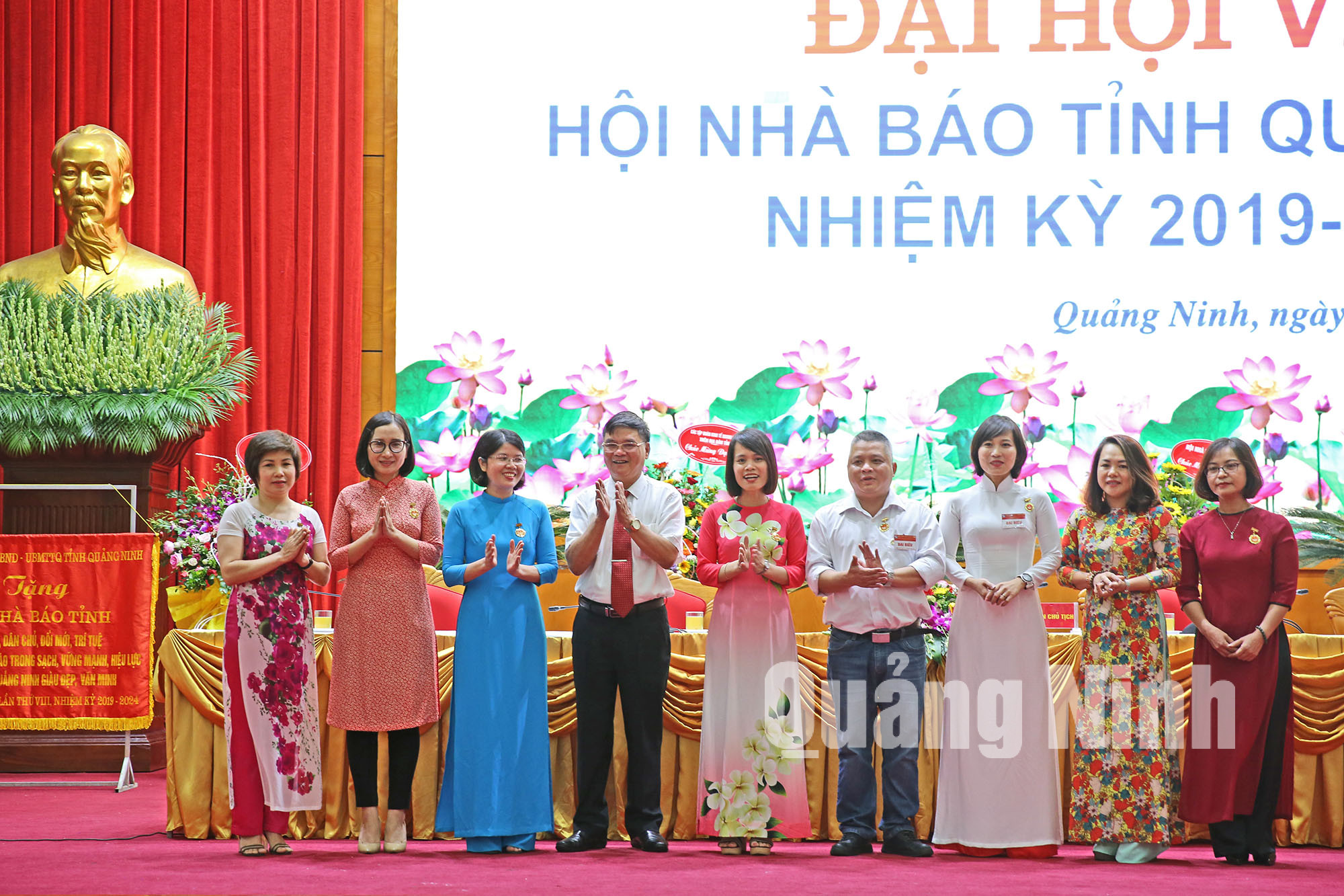 Đại diện Hội Nhà báo Việt Nam trao Kỷ niệm chương 