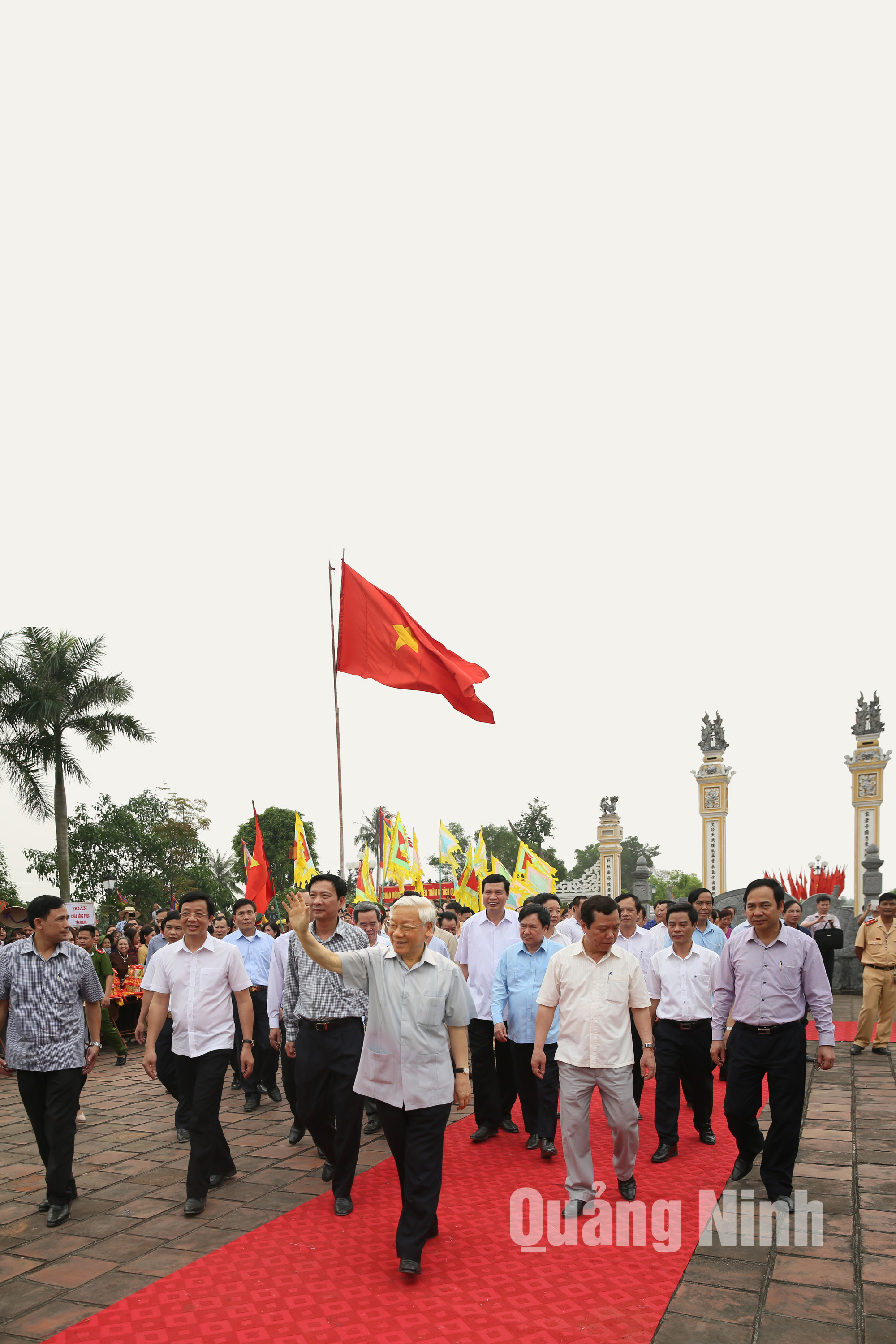 Tổng Bí thư Nguyễn Phú Trọng và các đồng chí lãnh đạo TƯ, lãnh đạo tỉnh thăm đền Trần Hưng Đạo - Miếu Vua Bà (Cụm di tích Chiến thắng Bạch Đằng - TX Quảng Yên)