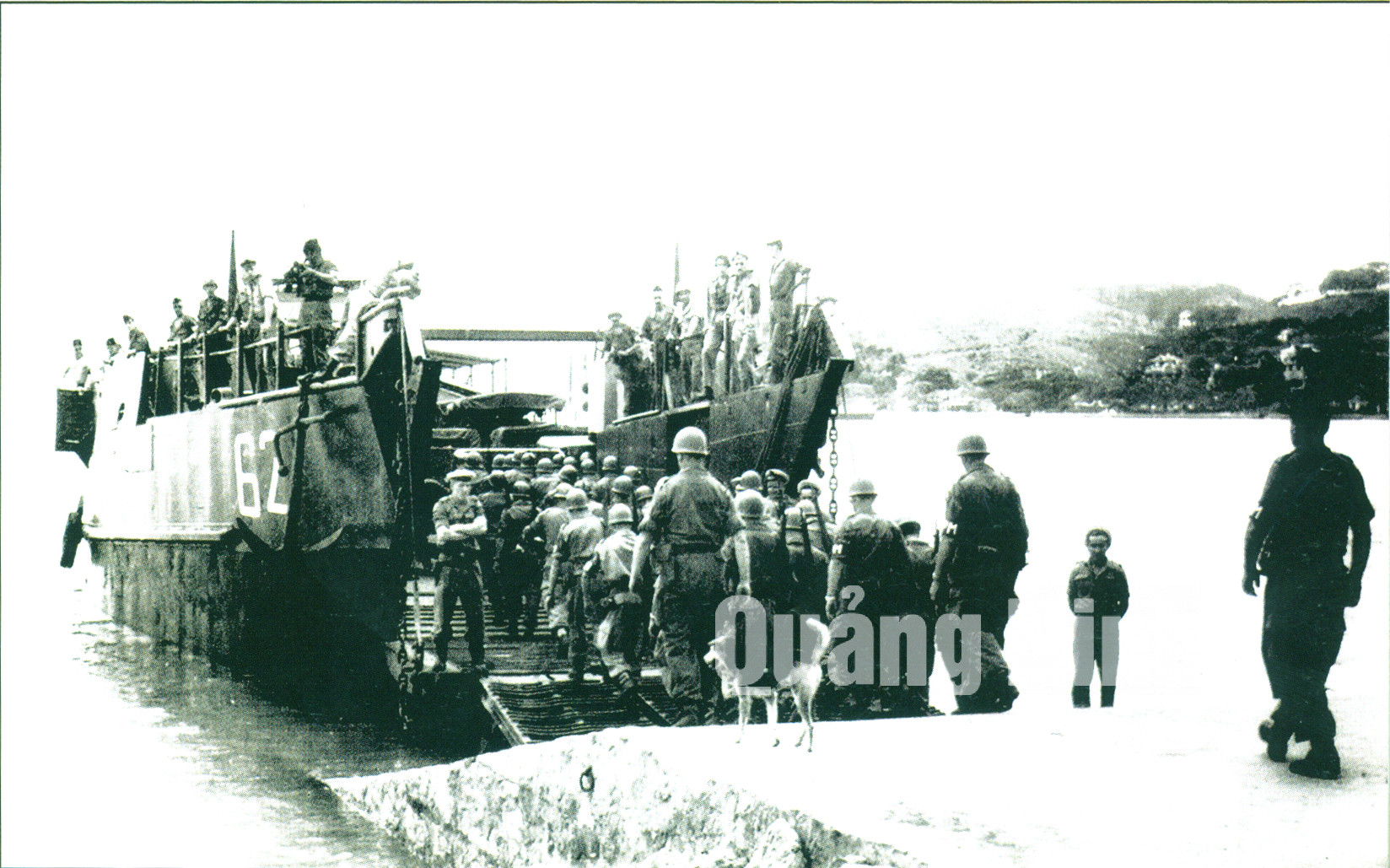 Quân pháp rút khỏi khu mỏ tại bến phà Bãi Cháy (24/4/1955). Ảnh: Tư Liệu