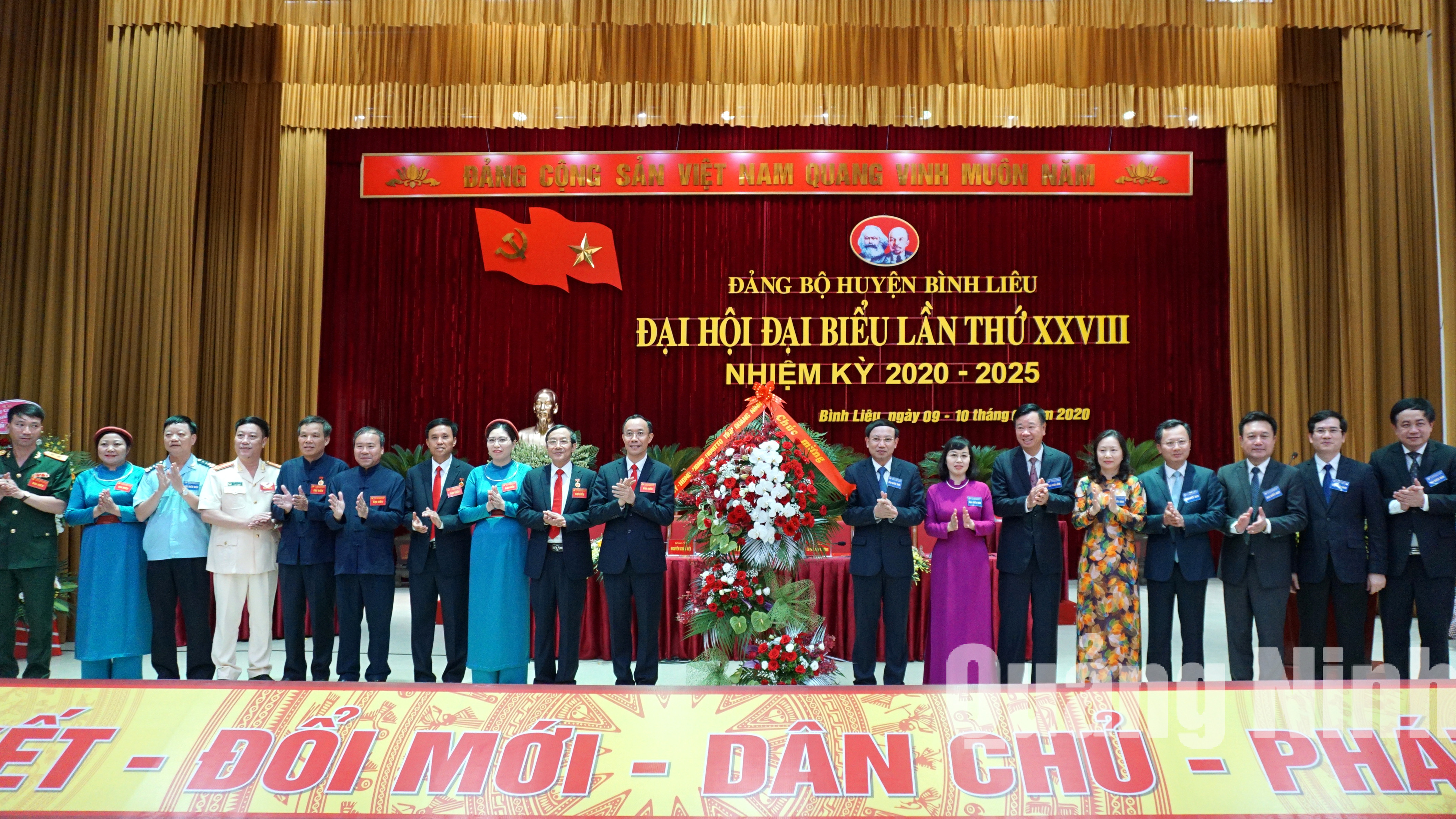 Các đồng chí lãnh đạo tỉnh tặng hoa chúc mừng Đại hội Đảng bộ huyện Bình Liêu (6-2020). Ảnh: Nguyễn Thanh