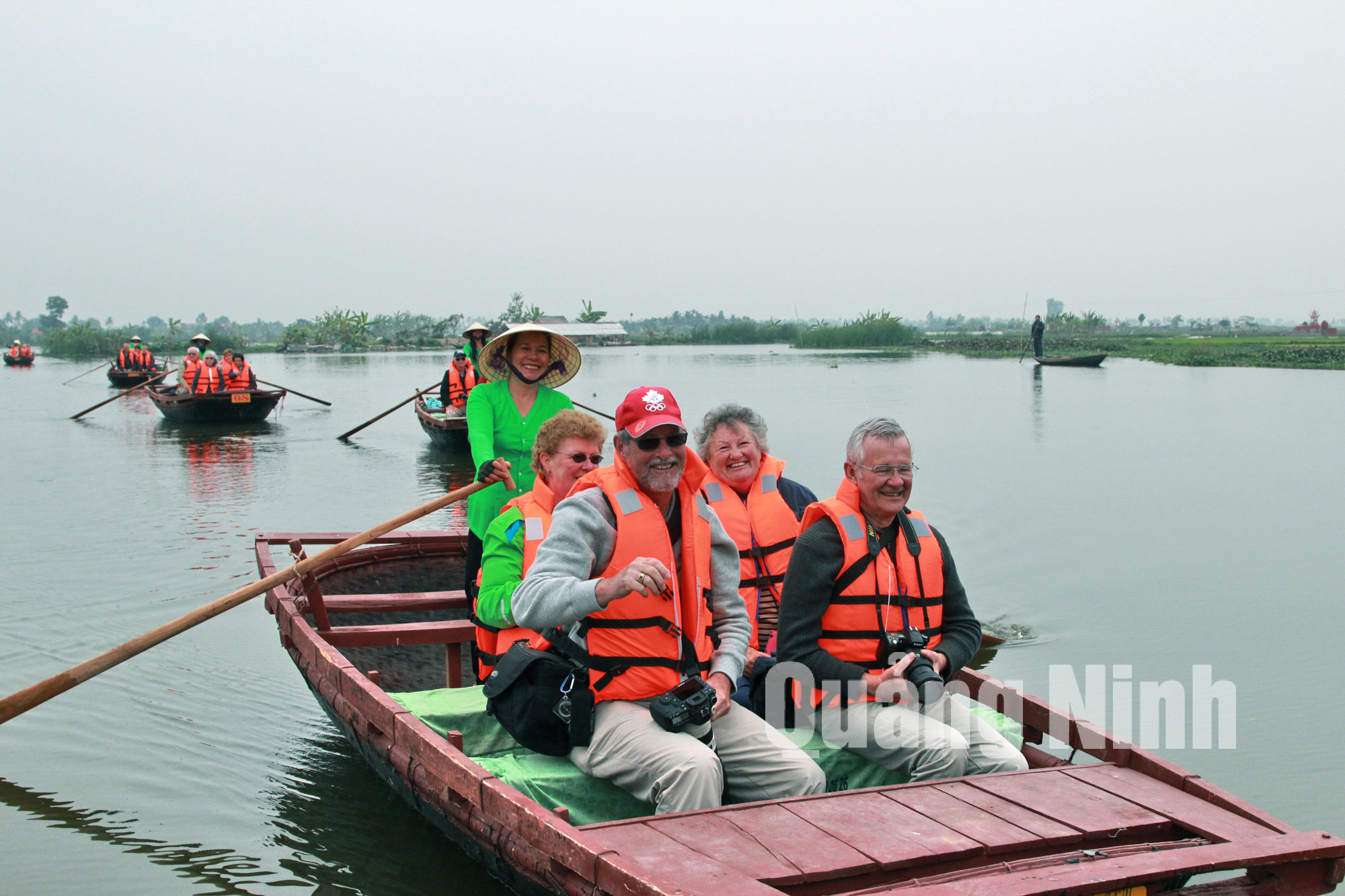 Khách quốc tế thích thú khi được đi thuyền nan trên sông năm 2014. Ảnh: Ngô Đình Dũng (CTV)