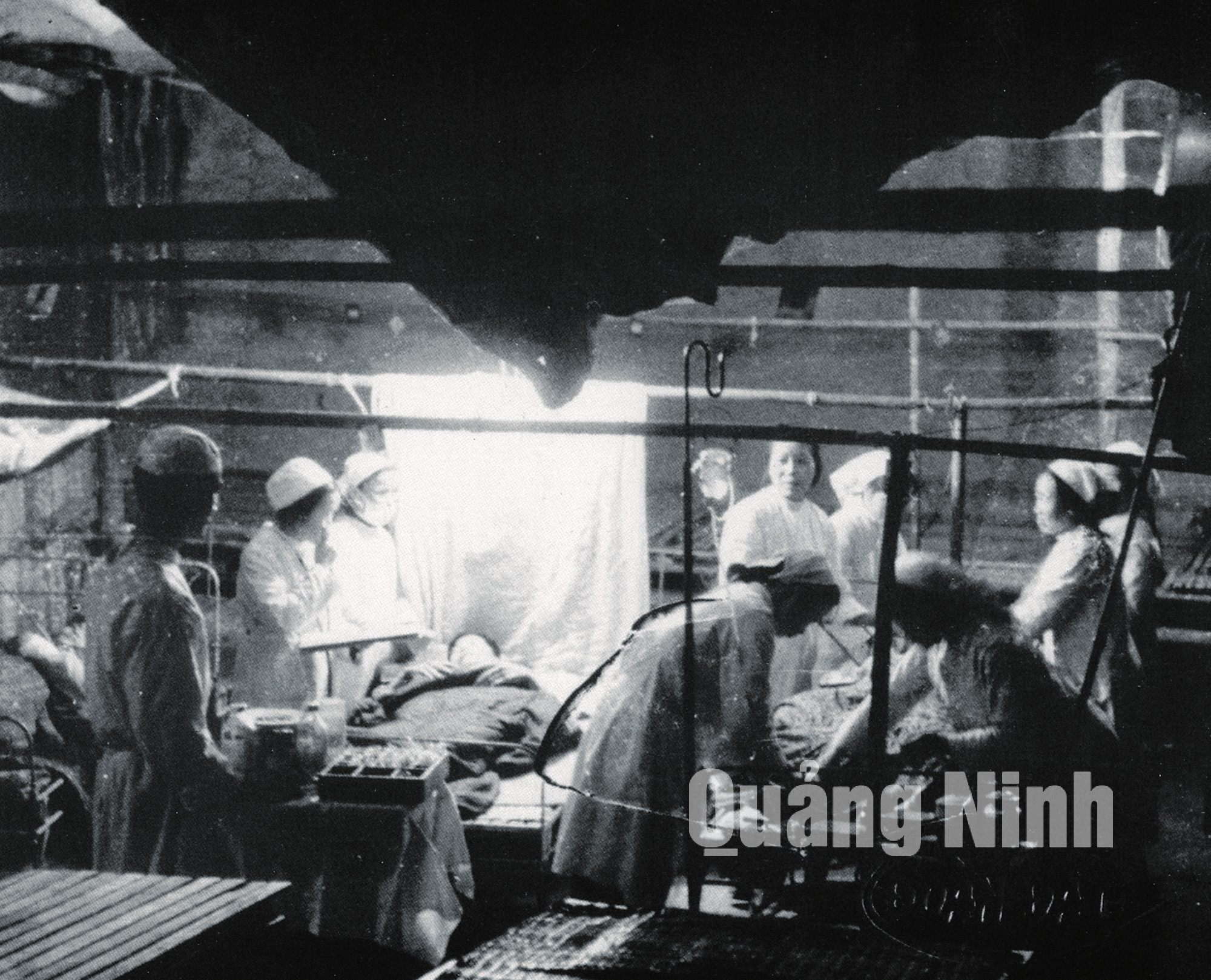 Bệnh viện Cẩm Phả sơ tán về hang Đá Chồng (Hoành Bồ), các bác sĩ đang cấp cứu nười bị thương do bom đạn Mỹ (năm 1968). Ảnh tư liệu