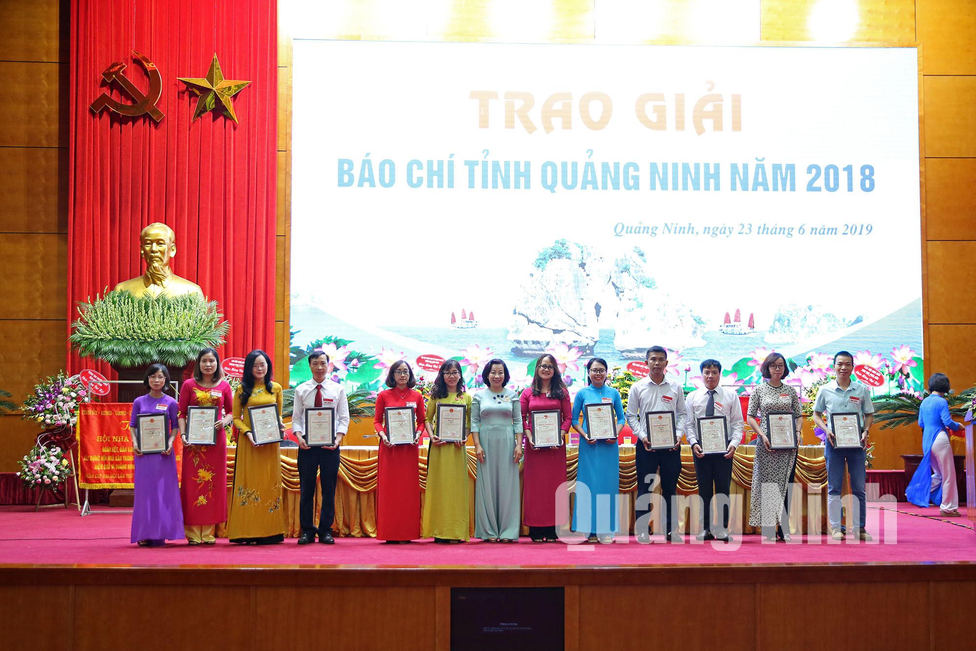 Phó Chủ tịch UBND tỉnh Vũ Thị Thu Thủy trao bằng khen của UBND tỉnh cho các tác giả đoạt giải nhất Giải báo chí tỉnh Quảng Ninh 2018 (6-2019). Ảnh: Hùng Sơn