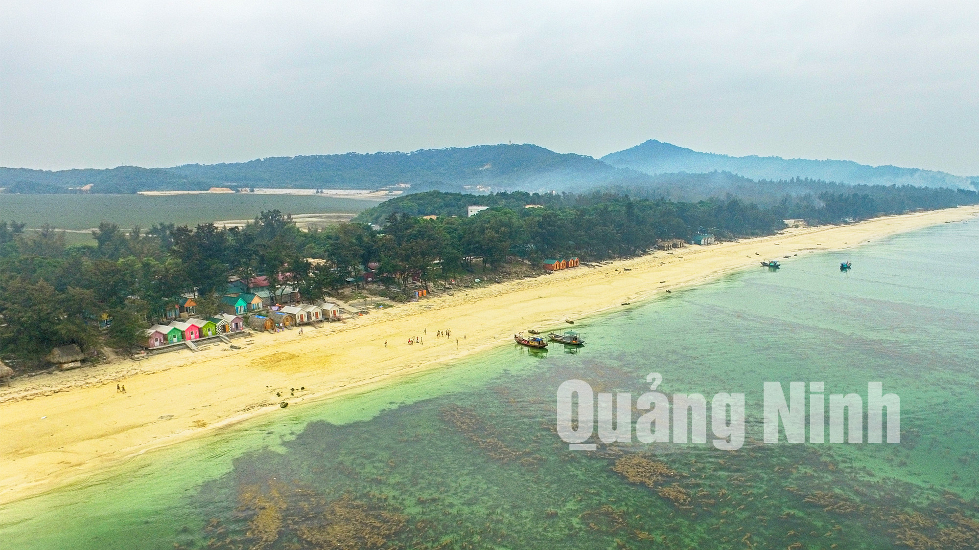 Bãi biển Cô Tô với bãi biển trải dài, hoang sơ nhuộm cát vàng và nước biển xanh ngắt. Ảnh: Hùng Sơn