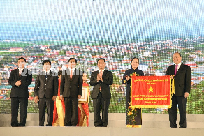 Phó Thủ tướng Chính phủ Nguyễn Xuân Phúc trao cờ thi đua của Chính phủ.