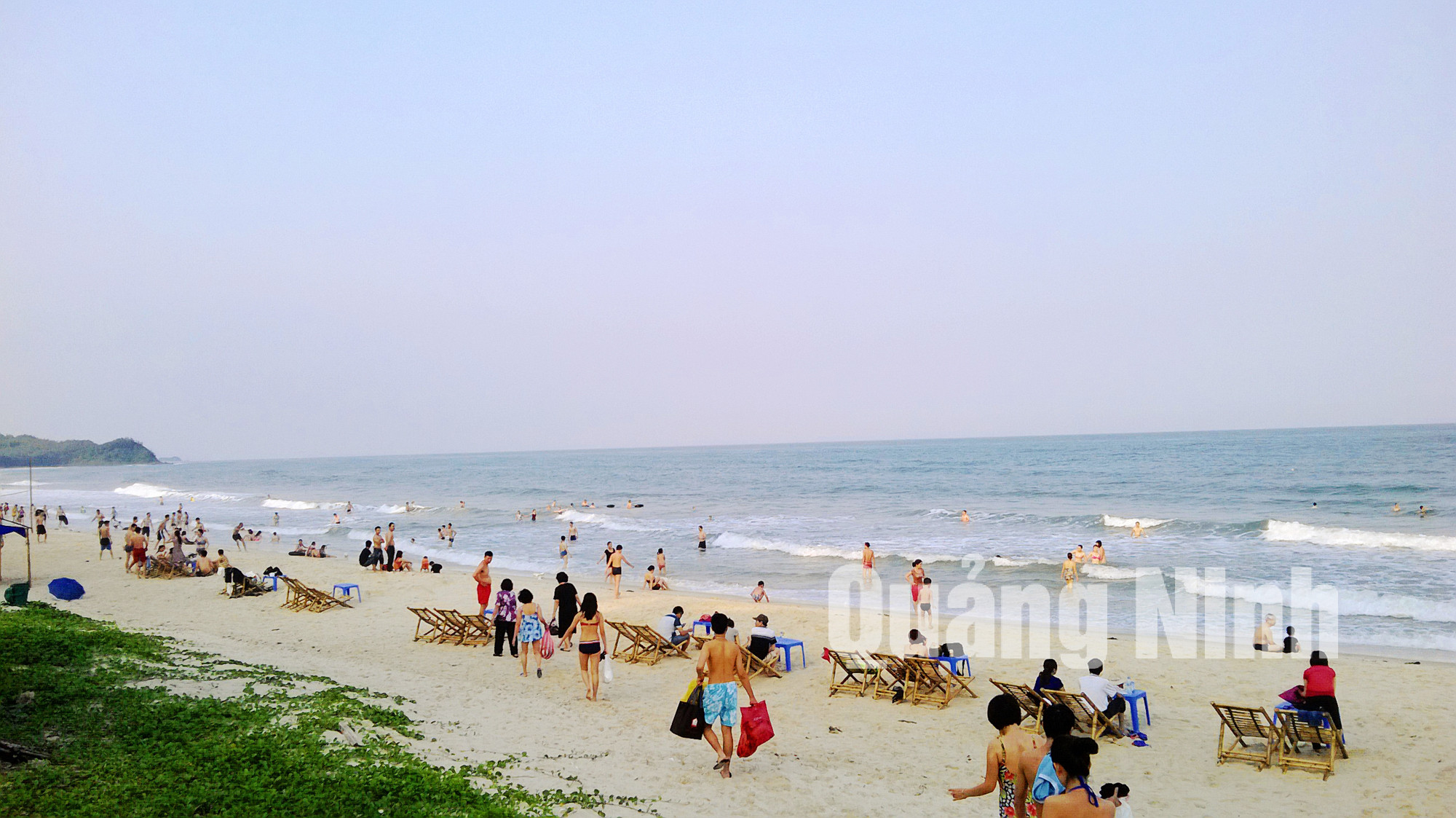 Bãi biển Quan Lạn vừa được Hiệp hội Du lịch Việt Nam vinh danh là bãi biển đẹp nhất Việt Nam. Ảnh: Thu Nguyên