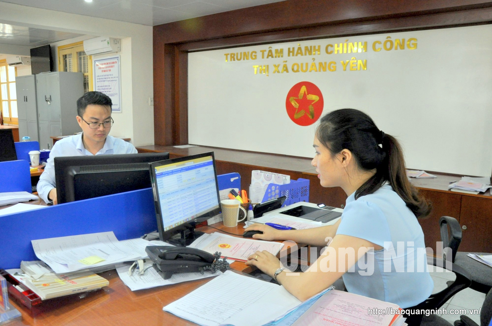 Đội ngũ cán bộ, công chức tại Trung tâm Hành chính công TX Quảng Yên (5-2020). Ảnh: Minh Hà