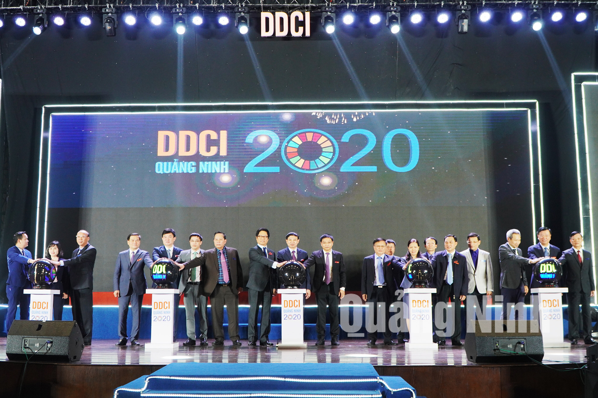 Các đại biểu cam kết và bấm nút khởi động DDCI Quảng Ninh 2020 (2-2020). Ảnh: Đỗ Phương