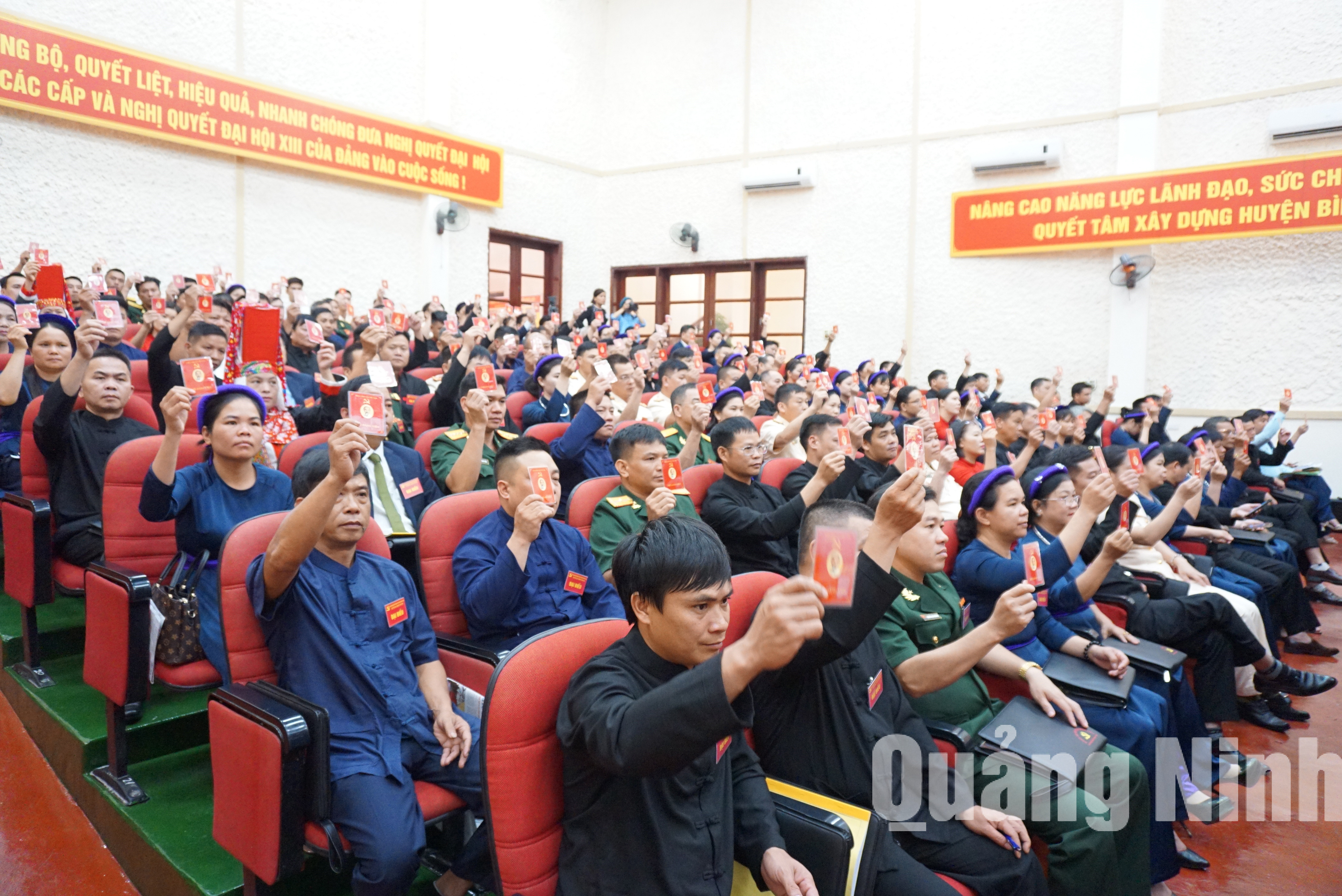Các đại biểu biểu quyết thông qua Nghị quyết Đại hội đại biểu Đảng bộ huyện Bình Liêu lần thứ XXVIII (6-2020). Ảnh: Nguyễn Thanh