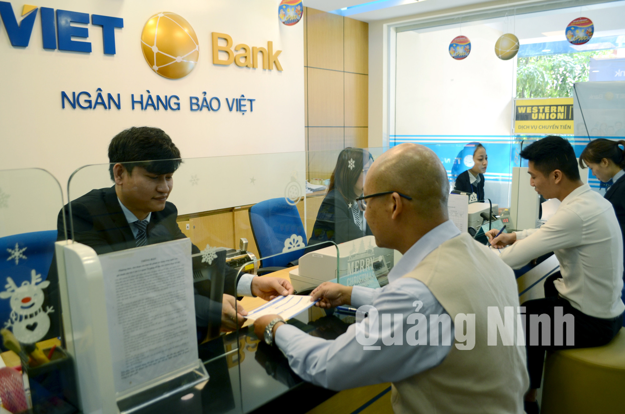 Khách hàng giao dịch tại Bảo Việt Bank Quảng Ninh (11-2014). Ảnh: Cao Quỳnh
