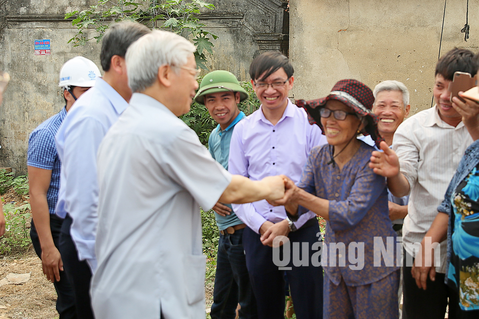 Tổng Bí thư Nguyễn Phú Trọng thăm hỏi người dân TX Quảng Yên