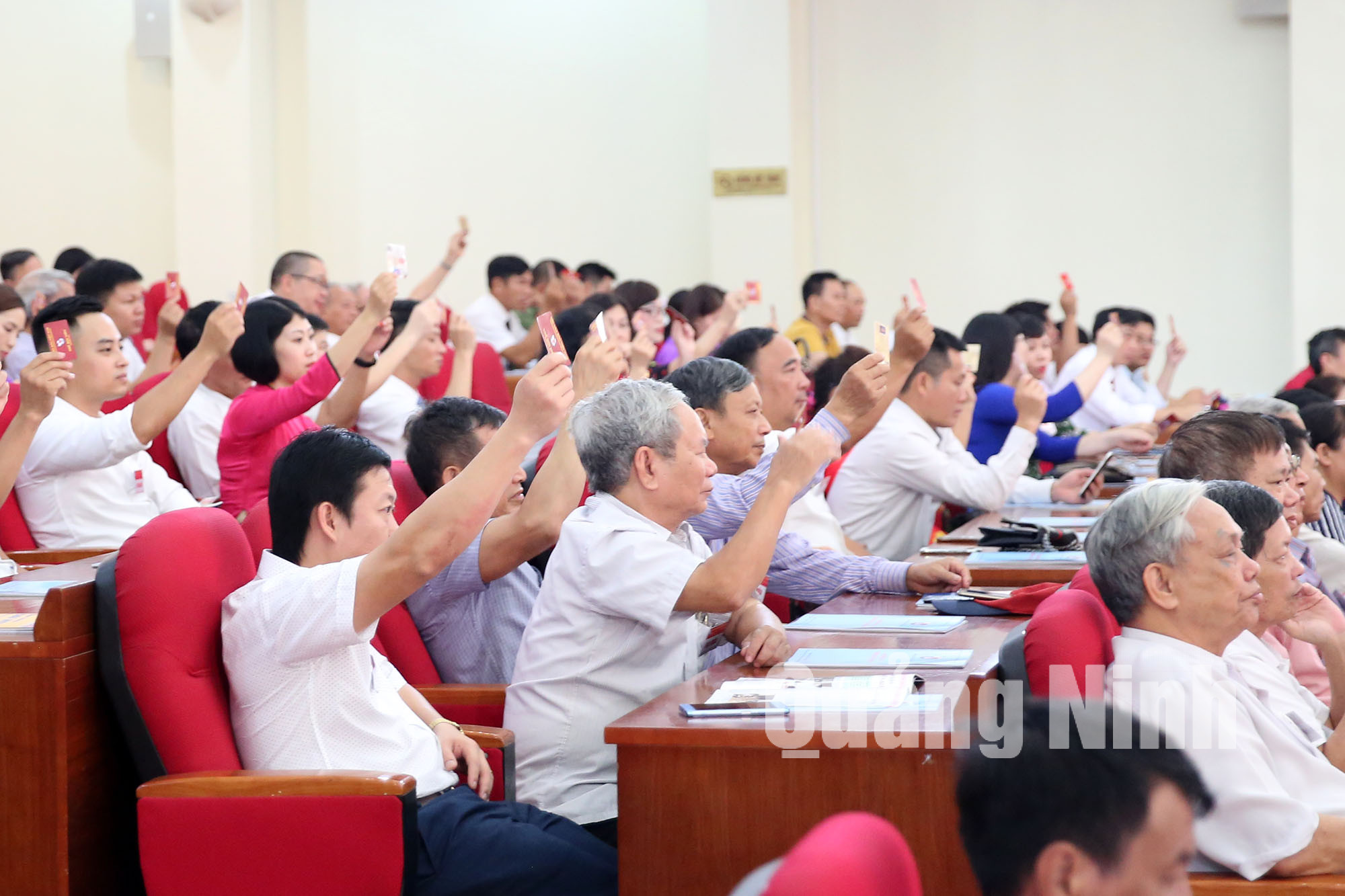Các hội viên Hội Nhà báo tỉnh biểu quyết tại Đại hội (6-2019). Ảnh: Hùng Sơn