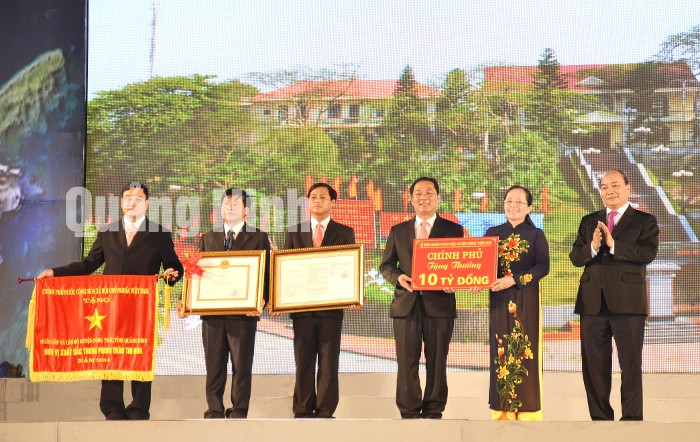 Phó Thủ tướng Chính phủ Nguyễn Xuân Phúc đã trao thưởng của Chính phủ cho TX Đông Triều công trình phúc lợi trị giá 10 tỷ đồng.