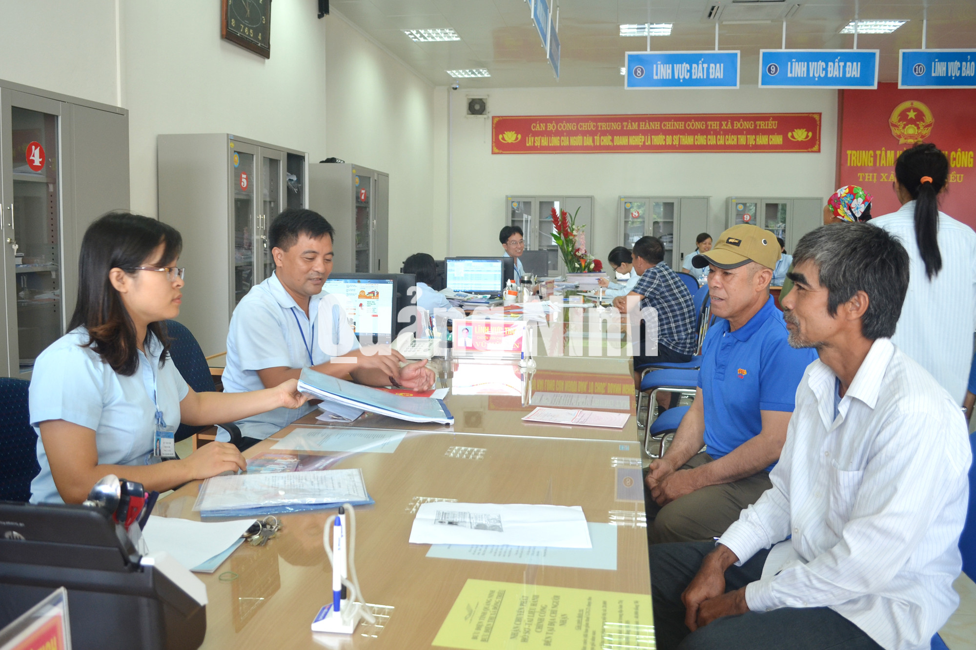 Người dân làm thủ tục tại Trung tâm HCC. Ảnh: Nguyễn Hoa