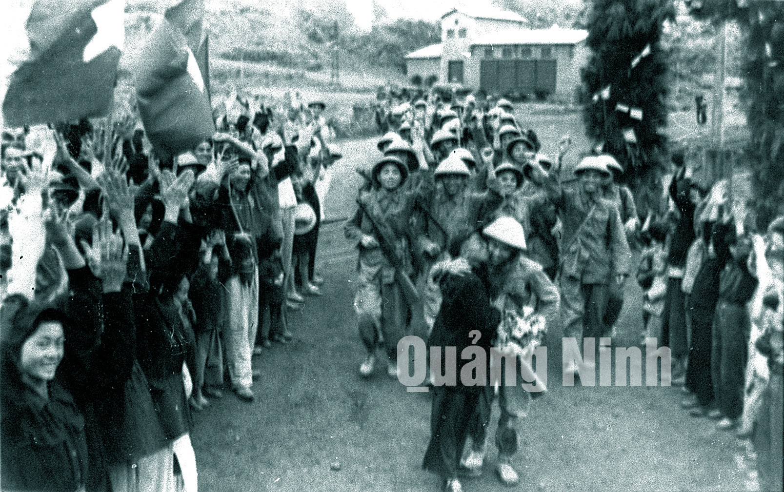 Công nhân mỏ chào đón bộ đội vào tiếp quản Cẩm Phả (4-1955). Ảnh tư liệu của Bảo tàng Quảng Ninh