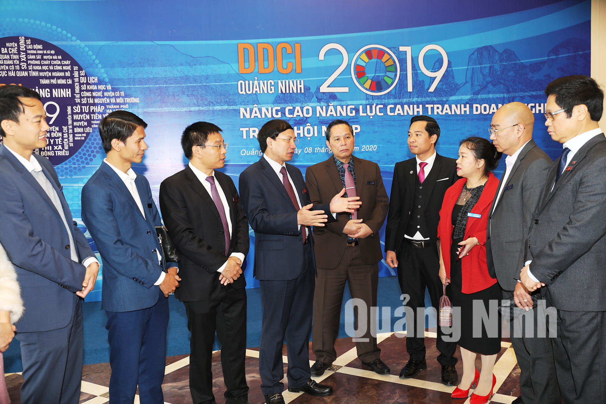 Lãnh đạo tỉnh Quảng Ninh trò chuyện với doanh nghiệp bên lề lễ công bố DDIC 2019 (2-2020). Ảnh: Đỗ Phương