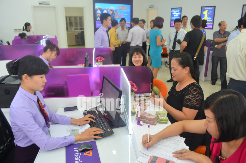 Giao dịch khách hàng tại TPbank Quảng Ninh. Ảnh: Thanh Hằng