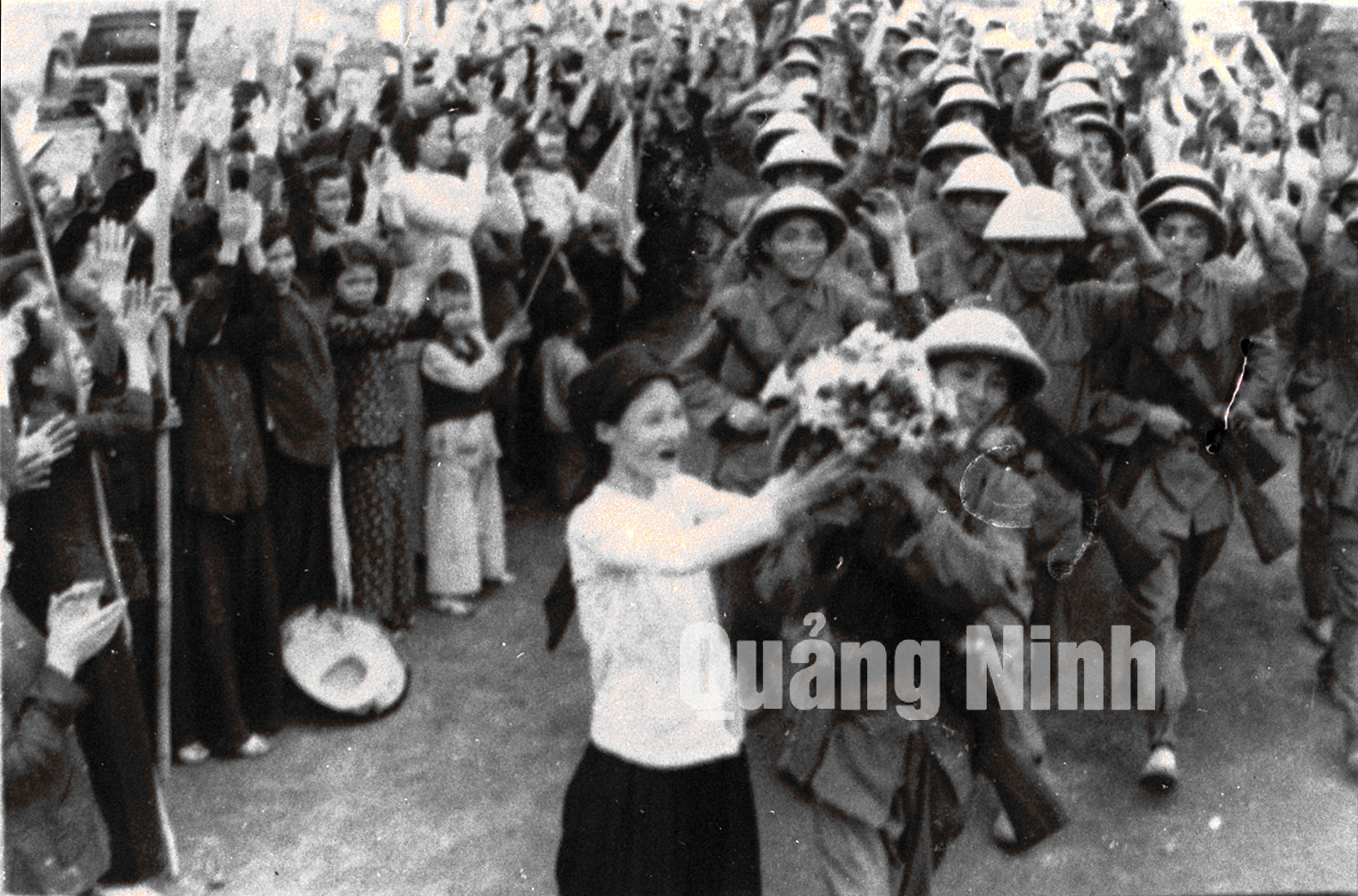 Trong những ngày bộ đội về tiếp quản Cẩm Phả các tầng lớp vui mừng đón bộ đội về giải phóng Cẩm Phả (4-1955). Ảnh tư liệu của Bảo tàng Quảng Ninh