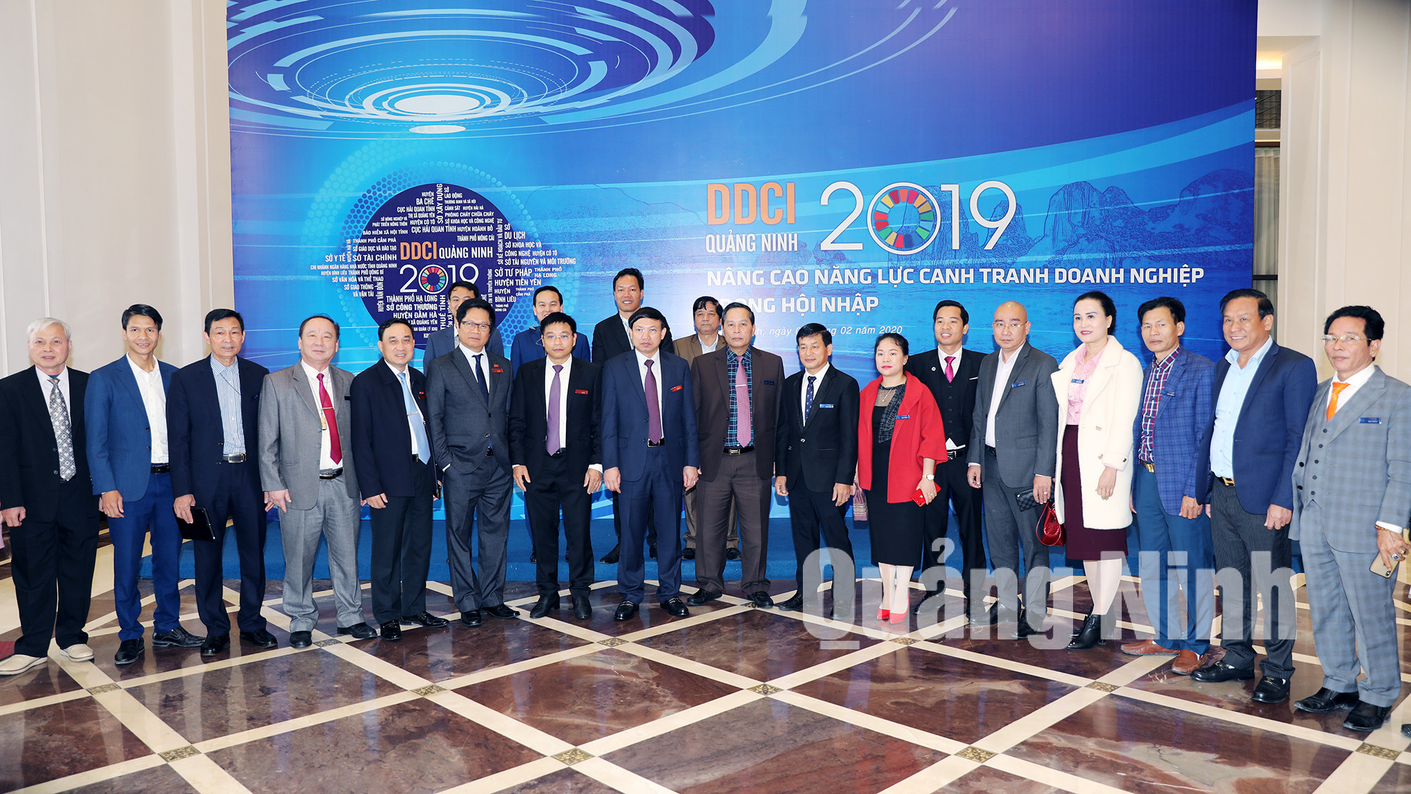 Lãnh đạo tỉnh Quảng Ninh chụp ảnh lưu niệm với doanh nghiệp bên lề lễ công bố DDCI 2019 (2-2020). Ảnh: Đỗ Phương 