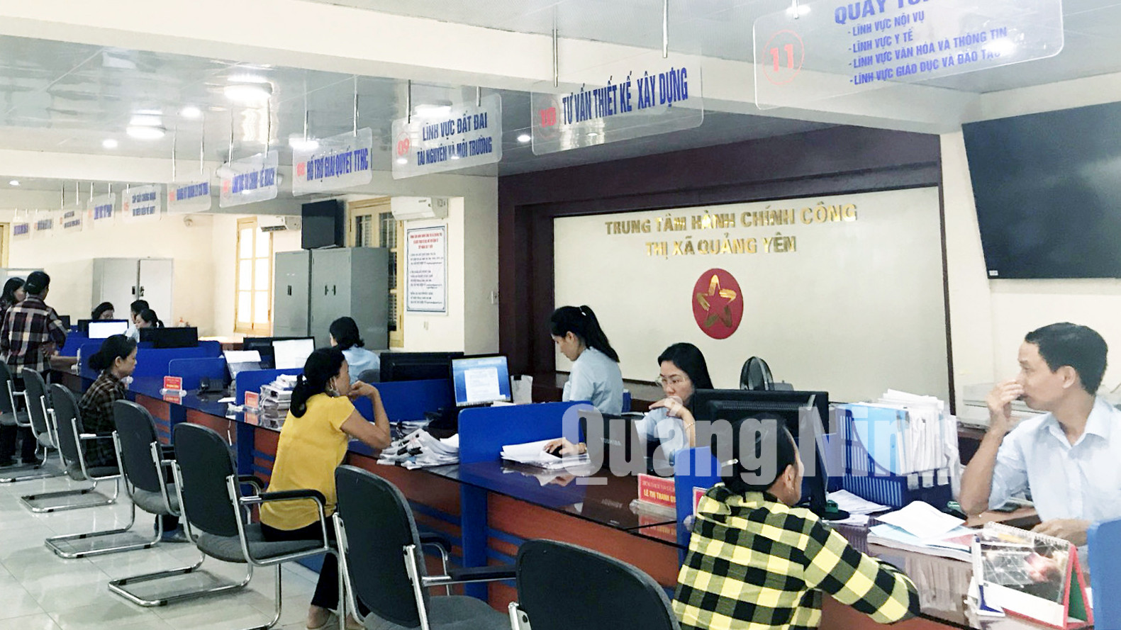 Người dân đến giao dịch tại Trung tâm Phục vụ hành chính công TX Quảng Yên (8-2019). Ảnh: Hà Chi