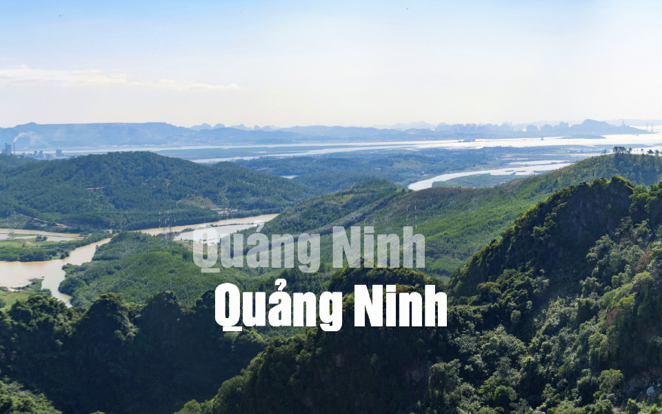 Từ núi Mằn nhìn ra sông Của Lục (1-2020). Ảnh Khánh Giang