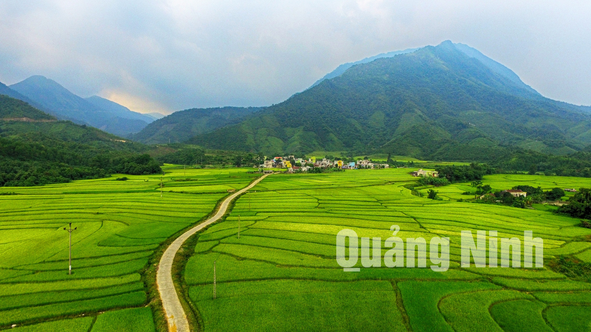 Thác Bạch Vân nằm cách trụ sở UBND xã Quảng An khoảng 10km, trên đường đến thác đi qua những cánh đồng lúa xanh mướt.