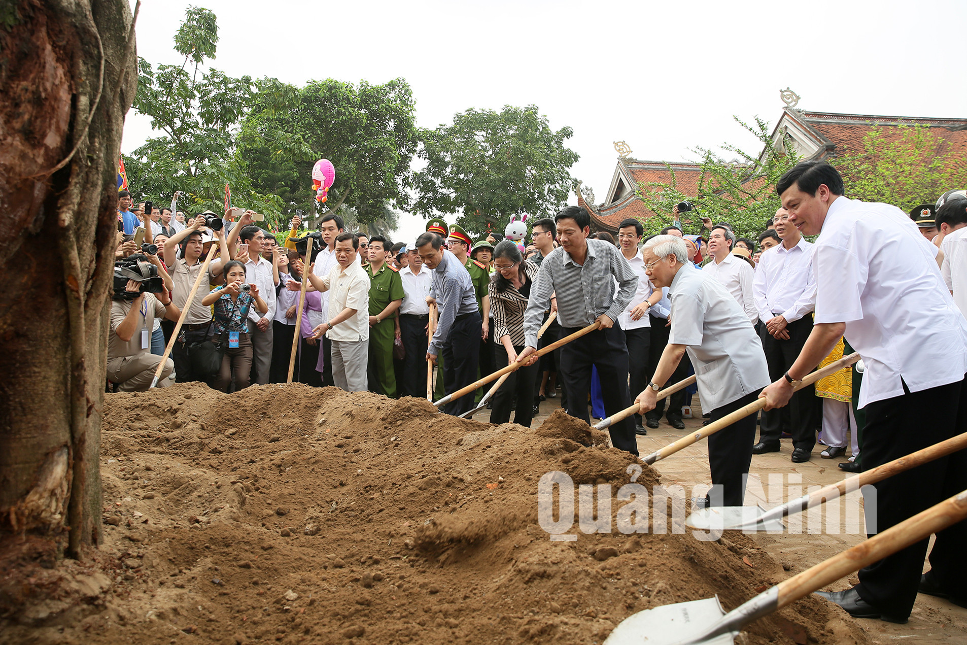 Tổng Bí thư tham gia trồng cây tại Di tích quốc gia đặc biệt Đền Trần Hưng Đạo, Miếu Vua Bà (TX Quảng Yên)