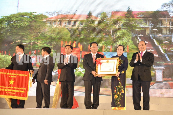 Phó Thủ tướng Chính phủ Nguyễn Xuân Phúc trao bằng công nhận huyện Đông Triều đạt chuẩn nông thôn mới