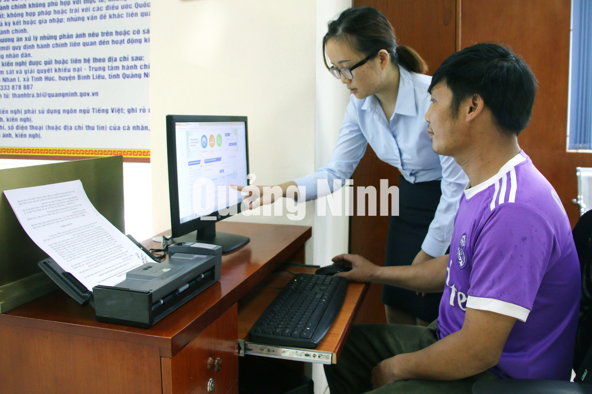 Người dân được các nhân viên TT HCC Bình Liêu hướng dẫn giải quyết các thủ tục hành chính (6-2018). Ảnh: Nguyễn Thanh
