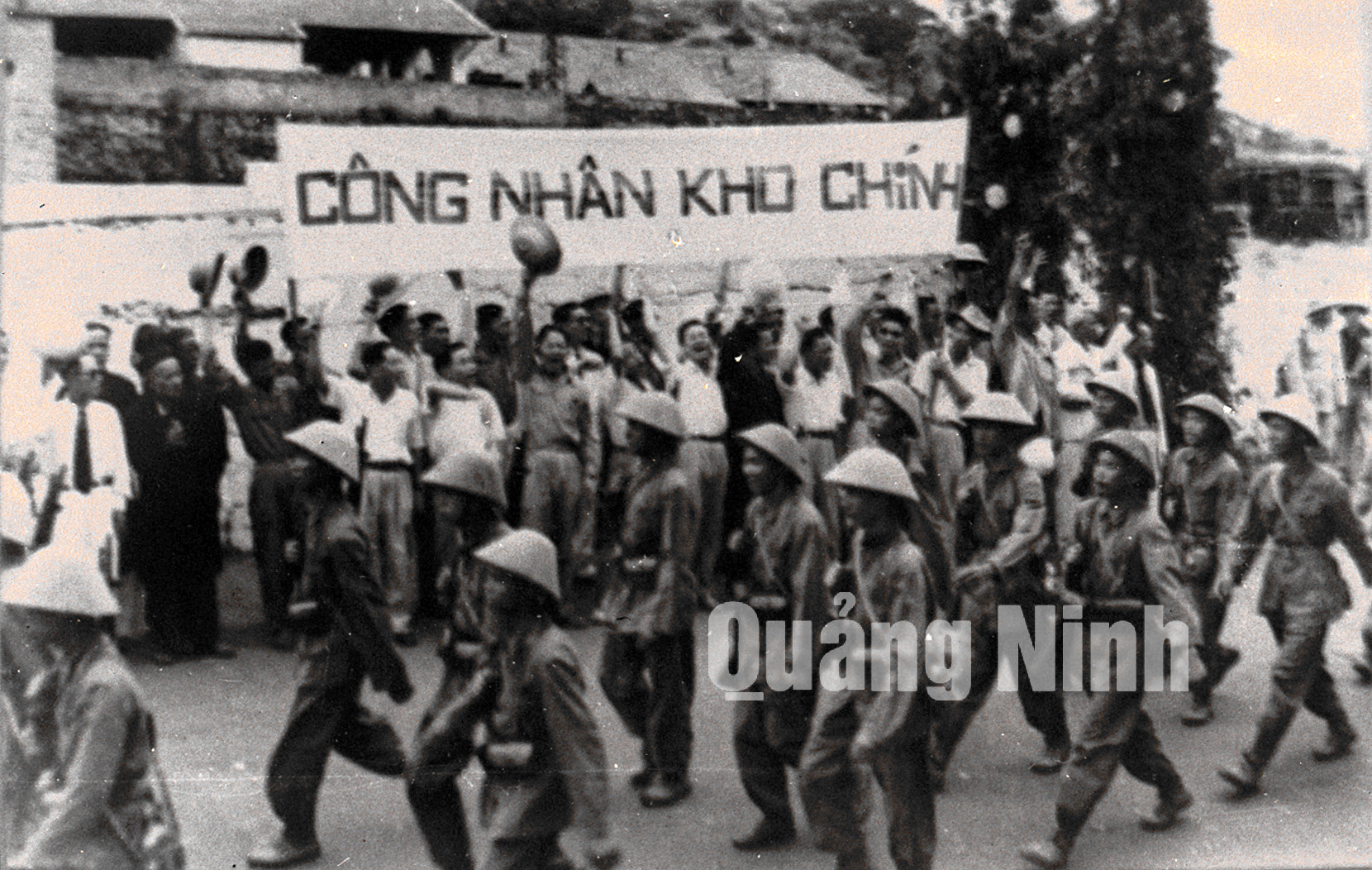 Công nhân kho chính Hòn Gai cùng nhân dân đón mừng bộ đội vào tiếp quản (4-1955). Ảnh tư liệu của Bảo tàng Quảng Ninh