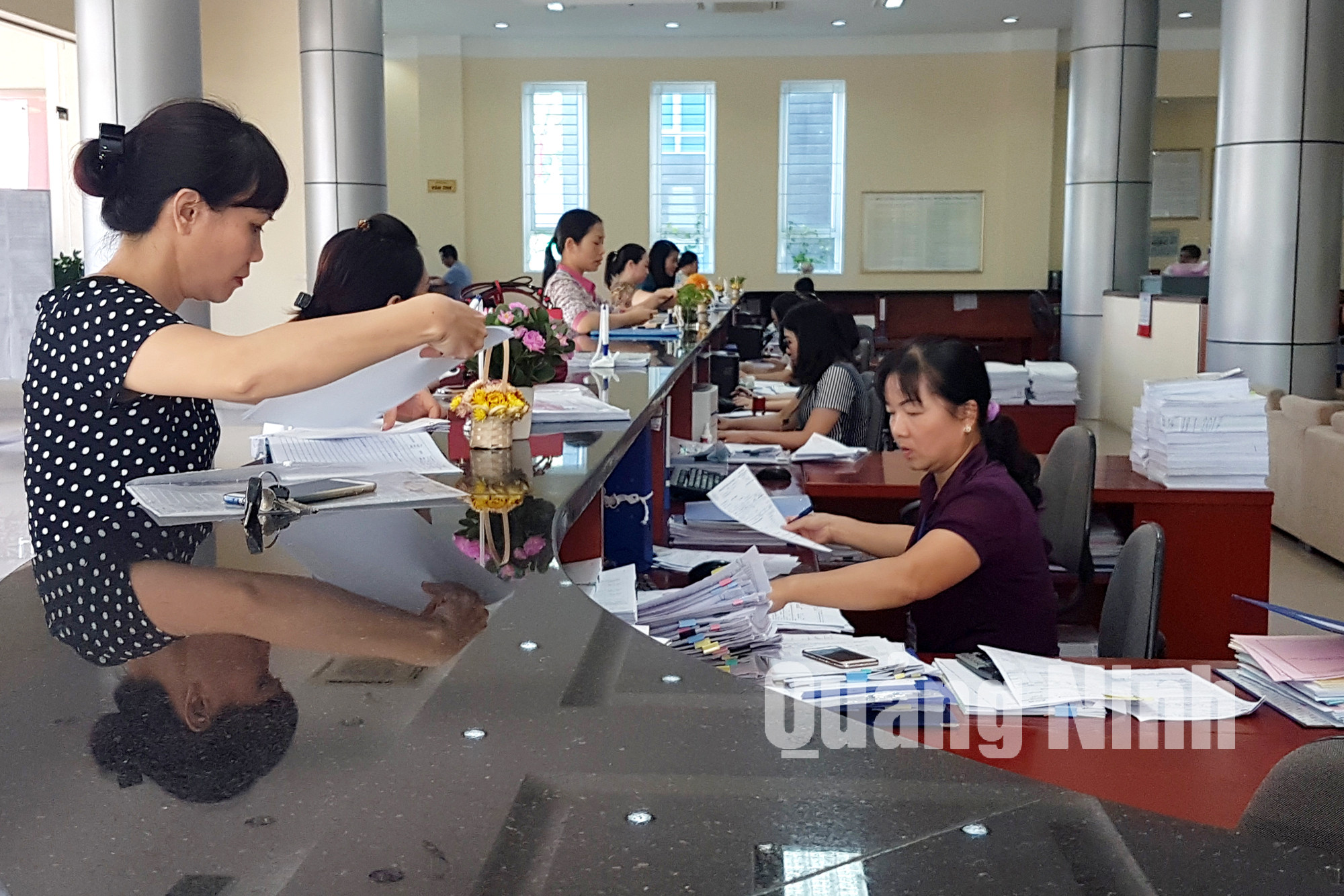 Giao dịch khách hàng tại KBNN Quảng Ninh. Ảnh: Thanh Hằng
