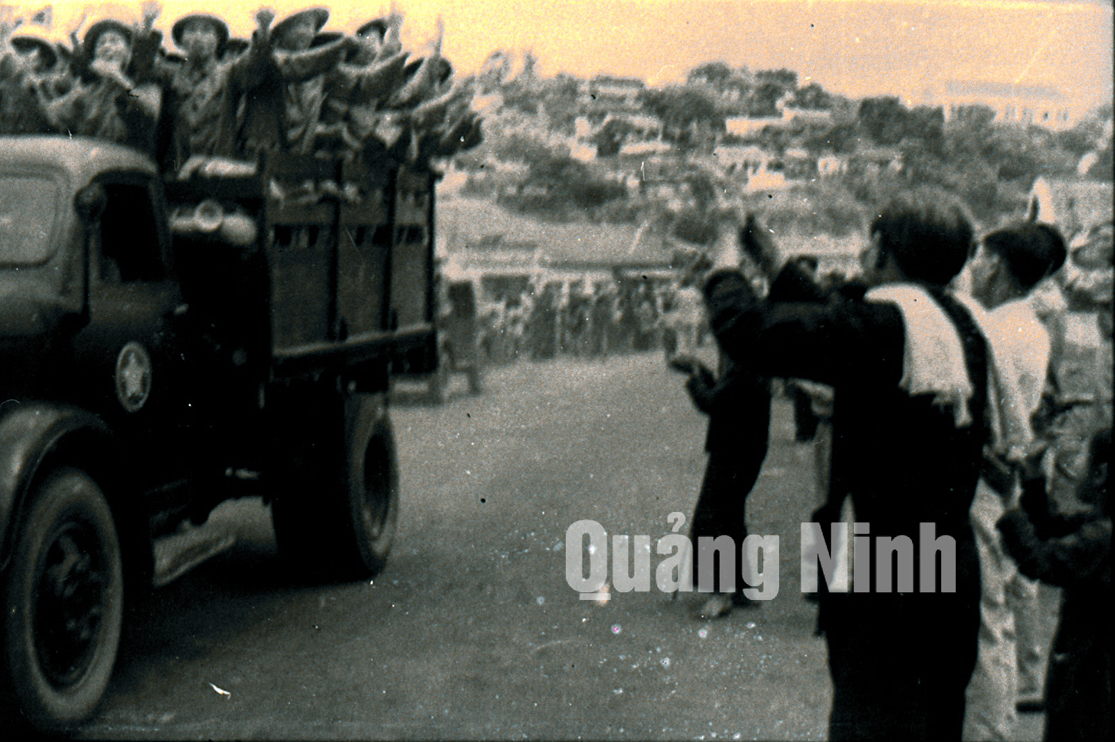 Nhân dân Hòn Gai vui đón bộ đội vào tiếp quản (4-1955). Ảnh tư liệu của Bảo tàng Quảng Ninh