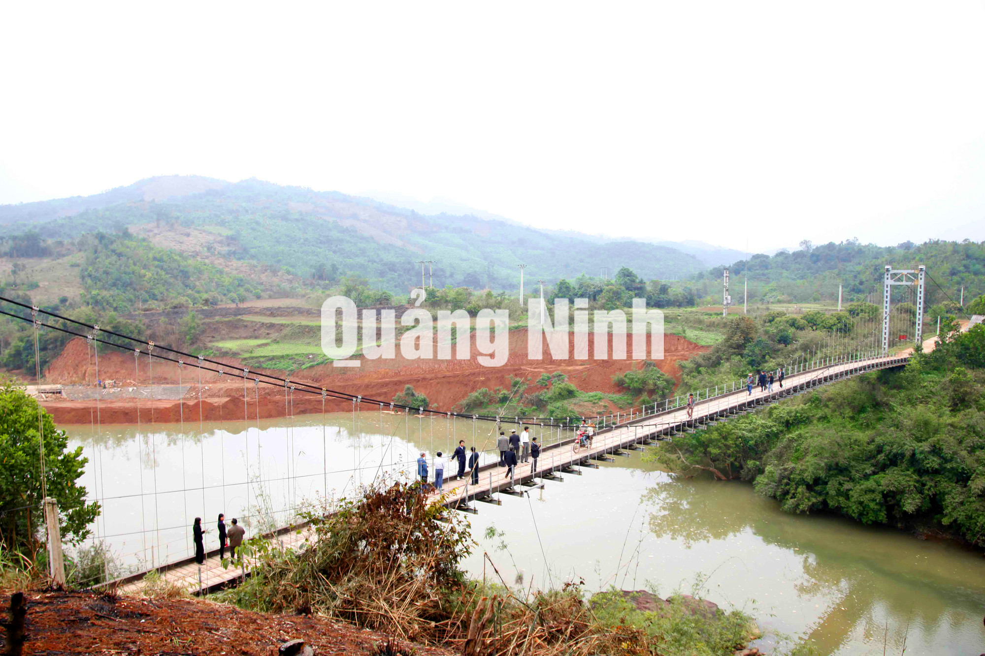 Cầu treo dân sinh xã Thanh Sơn (4-2011).  Ảnh: Khánh Giang