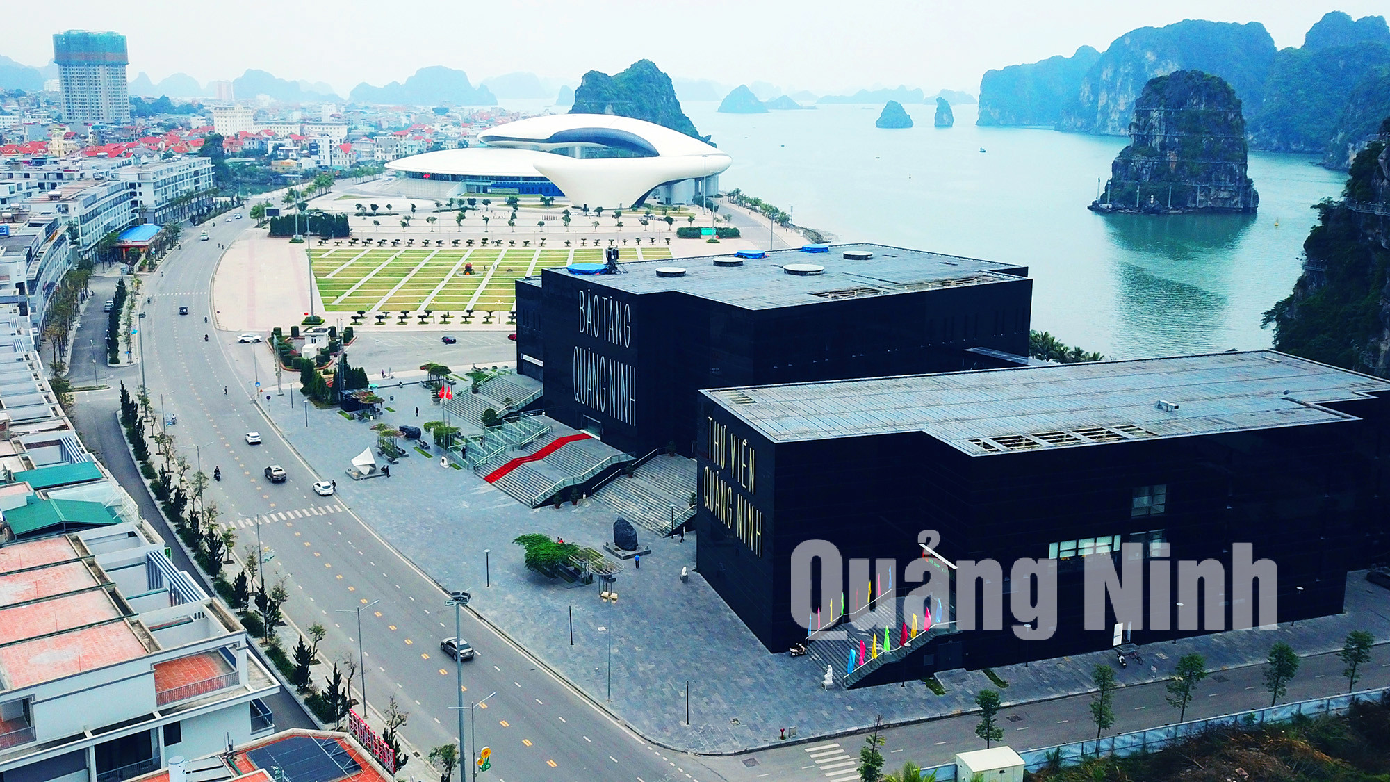 Công trình Bảo tàng tỉnh Quảng Ninh nằm ngay bên bờ Vịnh Hạ Long. Ảnh: Đỗ Phương