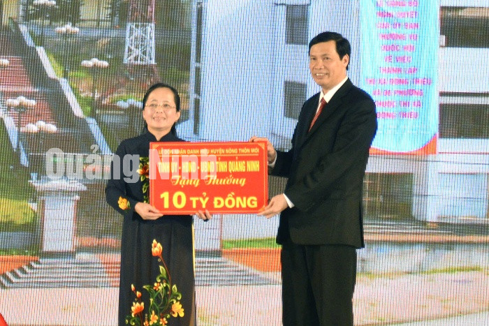 Đồng chí Nguyễn Đức Long, Phó Bí thư Tỉnh uỷ, Chủ tịch UBND tỉnh trao thưởng cho thị xã Đông Triều công trình phúc lợi trị giá 10 tỷ đồng.