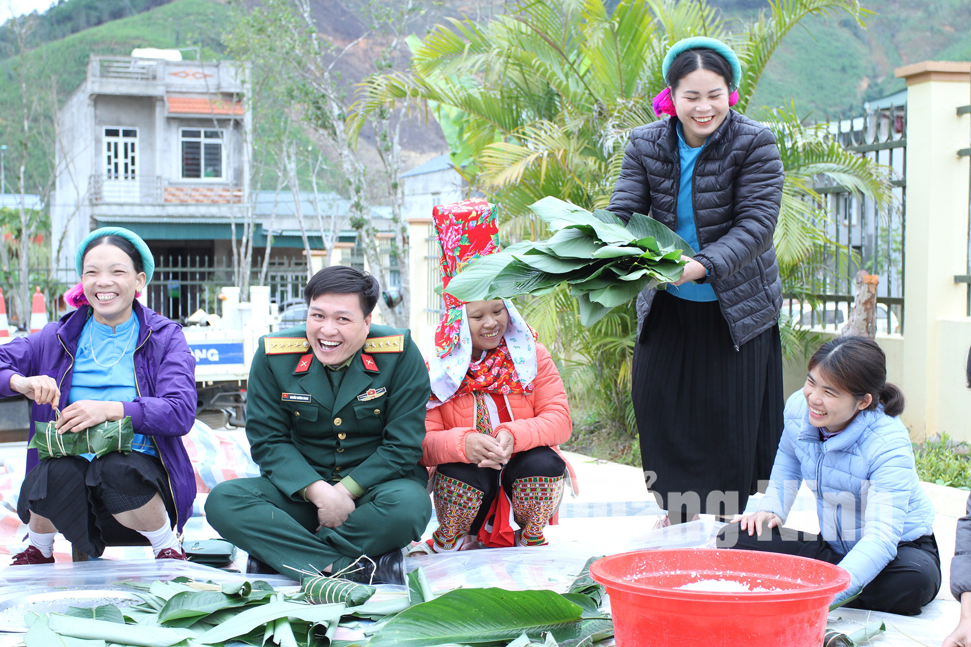 Bộ đội và dân bản tham gia chương trình Xuân đoàn kết-Tết biên cương tại xã Hoành Mô, huyện Bình Liêu (1-2020). Ảnh: Phạm Học
