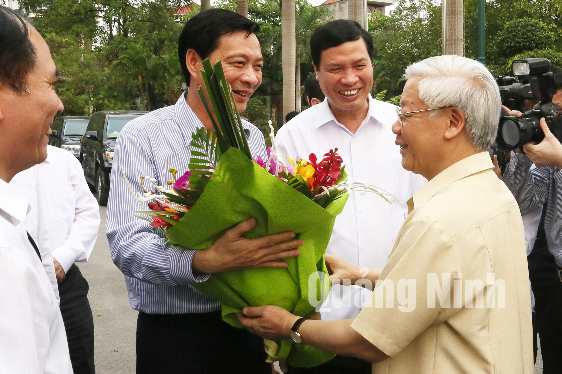 Đồng chí Nguyễn Văn Đọc, Bí thư Tỉnh uỷ, Chủ tịch HĐND tỉnh tặng hoa chào mừng Tổng Bí thư Nguyễn Phú Trọng bắt đầu chuyến thăm và làm việc với tỉnh Quảng Ninh