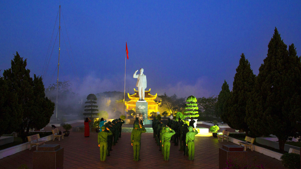 Lớp tân binh mới nhập ngũ chào cờ và dâng hương tưởng nhớ Chủ tịch Hồ Chí Minh trước tượng đài Người trên đảo Cô Tô (4-2021). Ảnh: Dương Phương Đại