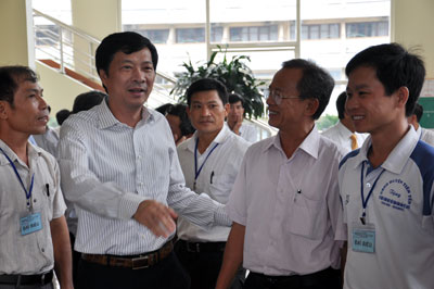 Đồng chí Nguyễn Văn Đọc, Chủ tịch UBND tỉnh trao đổi với các đại biểu tham dự hội nghị.