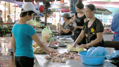 Giá thực phẩm leo thang thật sự là gánh nặng của người nội trợ. (Ảnh chụp tại chợ Hạ Long I).Ảnh: Nguyễn Thanh Tùng