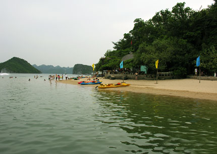 Bãi tắm Ti-Tốp là một điểm du lịch hấp dẫn trên vịnh Hạ Long. Ảnh PH
