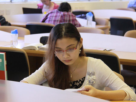 Mỹ Uyên trong thư viện của Trường đại học Kỹ thuật Nanyang, Singapore (NTU). 