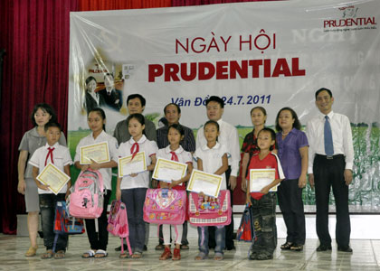 Đại diện lãnh đạo Báo Quảng Ninh và chi nhánh Prudential tại Quảng Ninh trao học bổng và tặng quà cho học sinh có hoàn cảnh đặc biệt khó khăn của huyện Vân Đồn.
