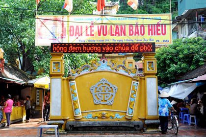 Cồng chùa Long Tiên (TP Hạ Long) được trang trí lộng lẫy đón lễ Vu Lan