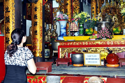 Chắp tay cầu may mắn cho gia đình tại chùa và bầy mâm ngũ quả cúng ngày lễ Vu Lan tại gia đình.