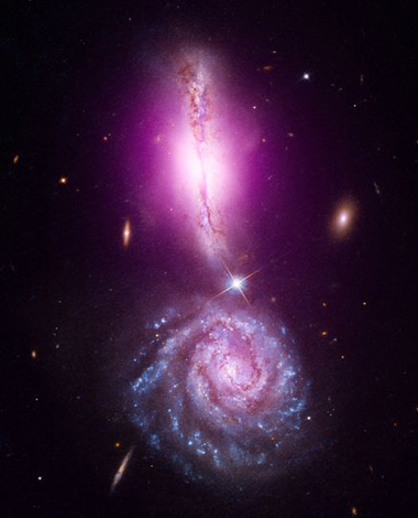 Hai thiên hà sắp va chạm vào nhau để trở thành một thiên hà. Hình ảnh được tạo nên bằng cách kết hợp dữ liệu của hai kính viễn vọng không gian Hubble và Chandra của Mỹ. Quá trình sáp nhập giữa hai thiên hà sẽ hoàn tất sau vài triệu năm. Ảnh: NASA. 