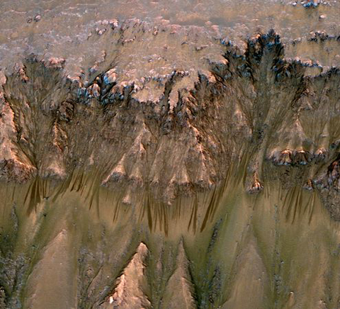 Tàu vũ trụ Mars Reconnaissance Orbiter của Mỹ phát hiện hàng nghìn rãnh trên bề mặt sao Hỏa. Các nhà khoa học cho rằng nước muối đã tạo nên chúng. Ảnh: NASA. 
