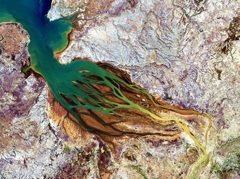 Sông Betsiboka chảy vào vịnh Bombetoka tại quốc đảo Madagasca. Ảnh: ESA. 