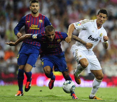 Alves tranh bóng với Ronaldo.