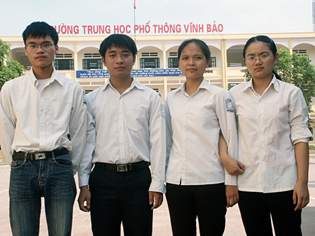 Bốn thủ khoa (từ trái sang: Trường, Quân, Hoà, Hường) của Trường THPT Vĩnh Bảo (huyện Vĩnh Bảo, TP.Hải Phòng). 